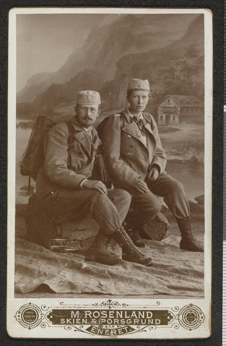 Thekla Resvoll i bukser, ateliérfoto fra 1896