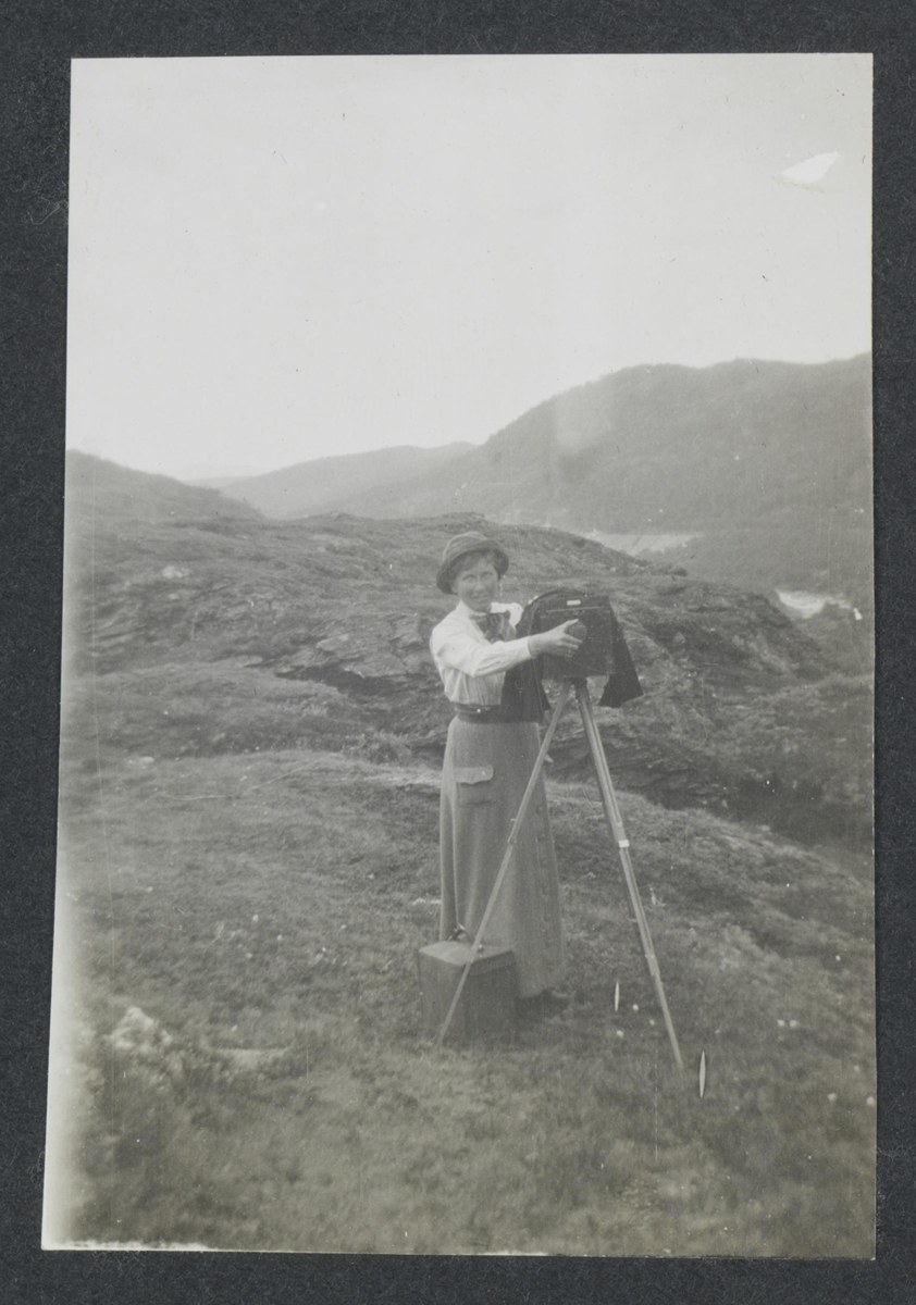 Thekla Resvoll med stativkamera på feltarbeid i fjellet